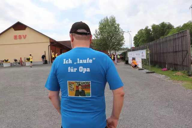 Der Opa brachte Boris Pruntsch zur Imkerei. Weil der Großvater nach einem Sturz vom Apfelbaum auf den Rollstuhl angewiesen war, ging ihm Boris im jugendlichen Alter zur Hand. Der Großvater prophezeite seinem Enkel, dass es eines Tages eine Heilung für Querschnittgelähmte geben wird. "Schon lange habe ich mir vorgenommen, bei Wings for Life mitzulaufen, jetzt habe ich es in die Tag umgesetzt", sagte der Imker, der sich mit zahlreichen Benefiz-Filmvorführungen aus dem Tagebuch einer Biene in die Spenderliste von Licht ins Dunkel eingetragen hat. | Foto: Edith Ertl