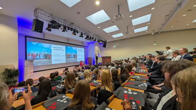 Gespannt warten Maturant:innen aus ganz Österreich auf die Preisverleihung | Foto: HAK Spittal/Drau