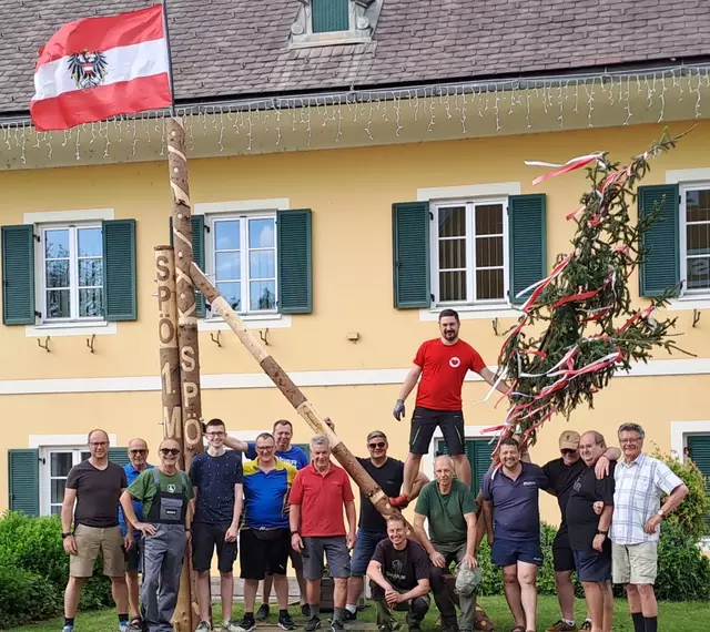 Wir lassen uns nicht unterkriegen und halten zusammen lautet das Motto der SPÖ Frauental, die die restlichen Teile zu einem etwas anderen Maibaum umbauten | Foto: Strohmeier