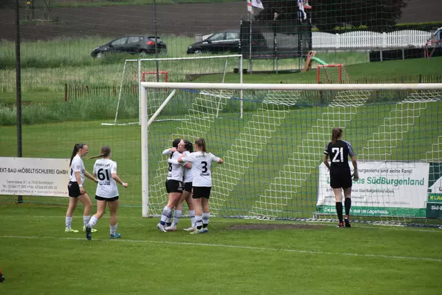 Perfekter Start für das 1b-Team durch ein Tor von Leonie Pinter. | Foto: Michael Strini