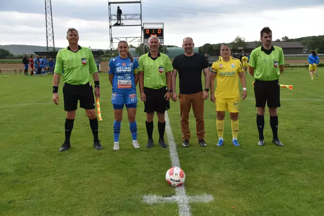 Spielpatronanz Assistent Daniel Steigl, Südburgenland-Kapitänin Katja Graf, Schiedsrichter Karl Heinz Ziermann, Markus Knar (Geschäftsführer S&amp;P Gebäudetechnik), Romina Bell (Kapitänin FAC-Landhaus), Assistent Daniel Wachtfeitl  | Foto: Michael Strini