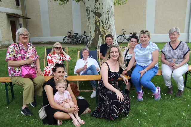 Bildeins Bürgermeister Emmerich Zax nützte den Weinfrühling, um mit Müttern aus dem Dorf auf den bevorstehenden Muttertag anzustoßen. | Foto: Martin Wurglits