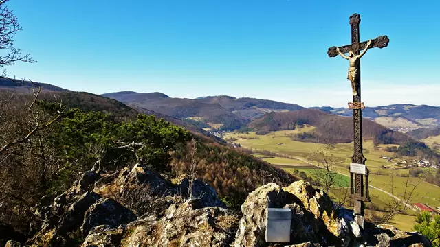 Vom Gipfel bietet sich ein faszinierender Ausblick. ... Mit dieser Ansicht starte ich das 180°-Panorama und ... | Foto: © Silvia Plischek