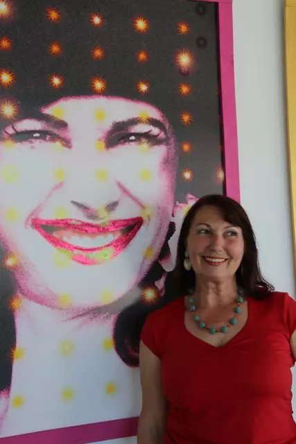 Edith vor einem ihrer Bildern 