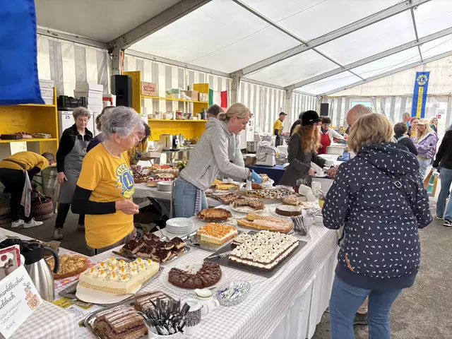 Kuchen, Kuchen, Kuchen: alleine schon deshalb lohnte sich der Weg zum Flohmarkt in Reutte. | Foto: Reichel