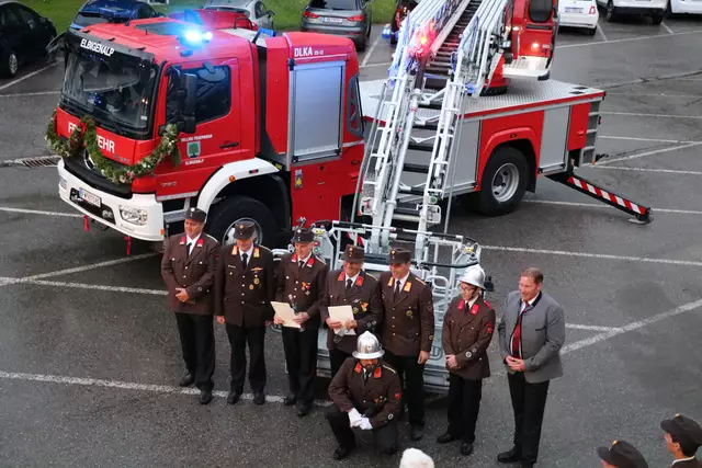 Ehrung für 40 Jahre. Diese Medaillie bekamen Gordon Grutsch (dritter von links) und Mages Manfred (vierter von links)