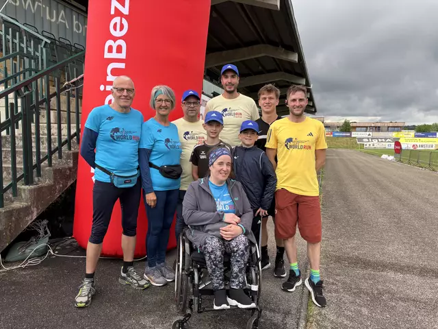 Christina Nösterer (vorne) mit ihren Eltern Monika und Franz Nösterer. Am Bild mit Robert Langeder (X-Event), Stefan Leitenmayr und Jan Hofer (Union Perg), Klaus Pilz (VS Perg) sowie den jungen Läufern Moritz Langeder und Dijar Bajrami. | Foto: Meinbezirk Perg/Köck