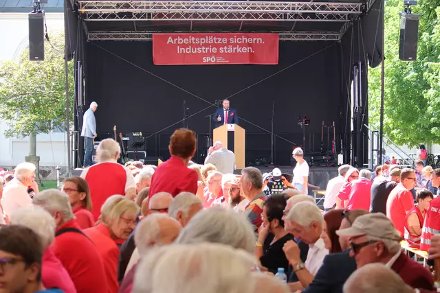 Bezirks-Maifest im Zuge des 1. Mai am Trauner Kirchenplatz. | Foto: Andrij Pulu
