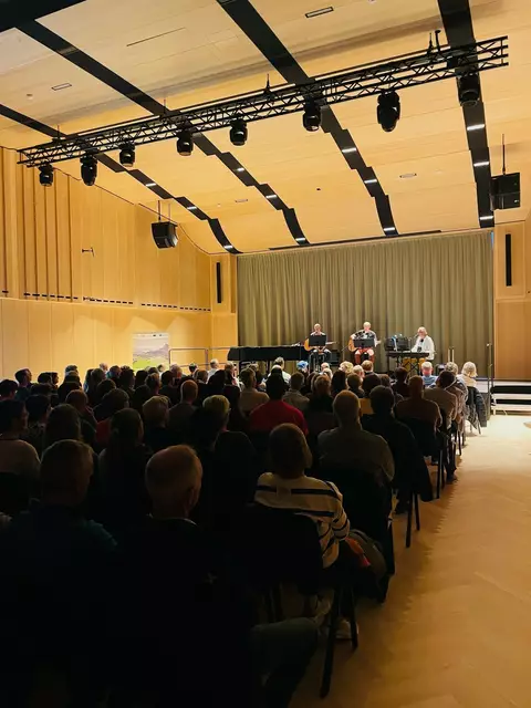 Skisprung-Olympiasieger und Mentaltrainer Toni Innauer hielt als Startschuss einen spannenden Vortrag am Donnerstagabend. | Foto: Gemeinde Ebbs