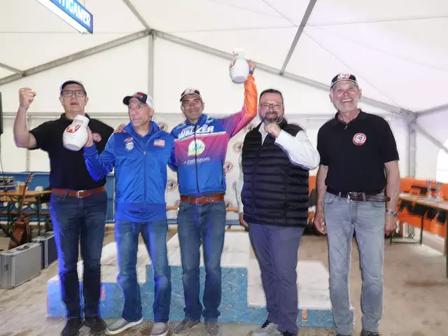 Rennleiter Walter Feiel gratulierte Oldtimer-Sieger Fred Hoess, USA, und Youngtimer- und Gesamtsieger Bernhard Walzer zum Mühlener Krug, den Bgm. Mario Pichler überreichte. Rechts ESA-Obmann Alfred Steinwidder.