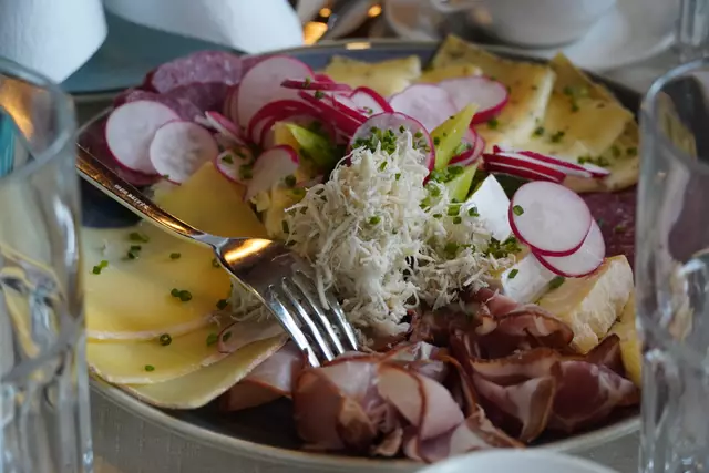 Beim ersten "Regionalitätsbrunch" in Kleinarl gab es eine Vielfalt an heimischen Produkten zu genießen. | Foto: Nicole Hettegger