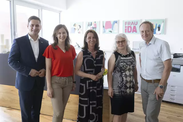 Lukas Brandweiner, Staatssekretärin Claudia Plakkolm, Obfrau Anne Blauensteiner, Monika Steinkellner, Josef Wallenberger. | Foto: BKA/Dunker