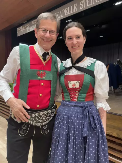 Das versierte Moderatorenduo Raimund Eller und Theresa Passler führten mit viel Charme und Witz durch das Programm. | Foto: Michaela Mair