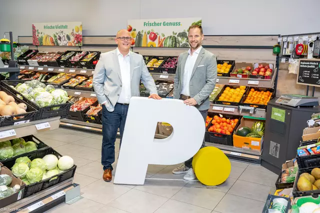 Kai Pataky und Niko Karras (PENNY Geschäftsführung) mit dem neuen PENNY Logo | Foto: PENNY / Robert Harson
