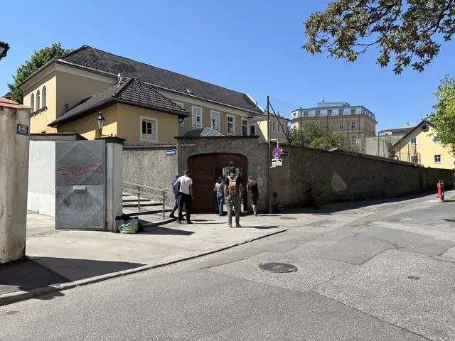 Ansammlungen vor dem Eggerheim hat es immer gegeben, jedoch steigt die Konfliktbereitschaft durch den Einfluss von Alkohol und Drogen.  | Foto: MeinBezirk.at
