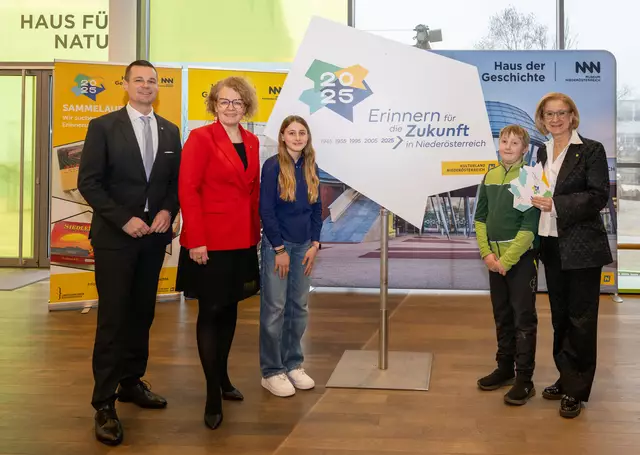 Bildungsdirektor Karl Fritthum, Bildungs-Landesrätin Christiane Teschl-Hofmeister, Isabella, Florian und Landeshauptfrau Johanna Mikl-Leitner | Foto: NLK Filzwieser