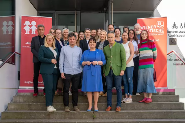 Die Kinderstadt Bibongo ist wieder zurück. Darüber freuen sich Manuela Khom (vorne m.), Kurt Hohensinner (vorne r.) und viele mehr bei der Pressekonferenz.  | Foto: Bibongo