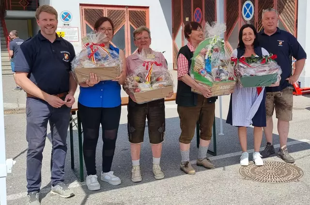 Die Siegerinnen vom Kaffeebohnen-Schätzspiel mit Patrick Rauter und Jürgen Pichler | Foto: FF Lendorf