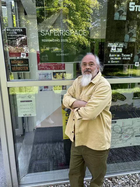 Habitzreuther vor dem Eingang zum Corner. Im Hintergrund das Plakat zum neuen Projekt "Safe(r) Space", das es seit 2024 gibt. Vor allem nach der Pandemie ist viel Gesprächsbedarf bei den Jugendlichen aufgekommen und Habitzreuther führt viele intensive Gespräche mit den jungen Menschen. | Foto: Schrofner