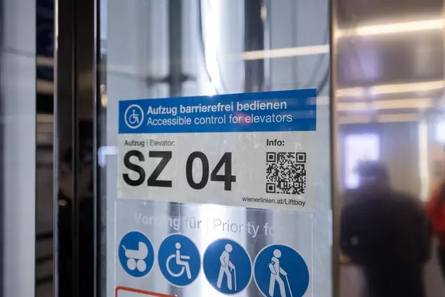 Die Lifte, die schon mit dem "Liftboy" funktionieren, sind mit diesem Zeichen gekennzeichnet.  | Foto: Maximilian Döringer/Wiener Linien