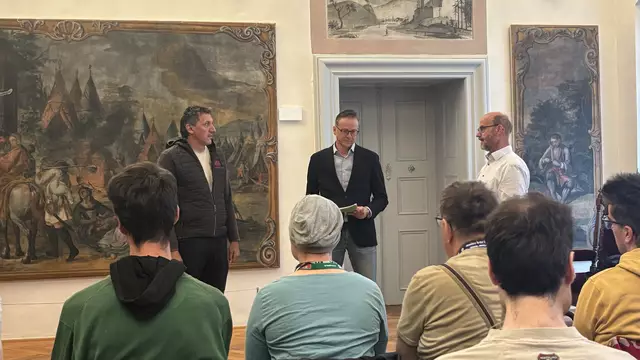 Die Marktgemeinde Tamsweg ist nun eine "Inklusionsgemeinde". Symbolisch wurde am 5. Mai 2025 auch ein Inklusionsbaum im örtlichen Schlosspark gepflanzt. Die Begrüßungsworte wurde ob des strömenden Regens in den Innenräumen des Schlosses Kuenburg gesprochen. | Foto: pjw