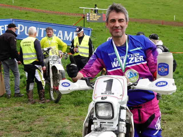 Bernhard Walzer holte sich den Gesamtsieg der 8. Classic-Enduro Mühlen, die Puntigamer-Trophy und den Mühlener Krug, dazu noch einen Siegeskuss von seiner Frau, die an diesem Tag ein Reitturnier gewonnen hat.