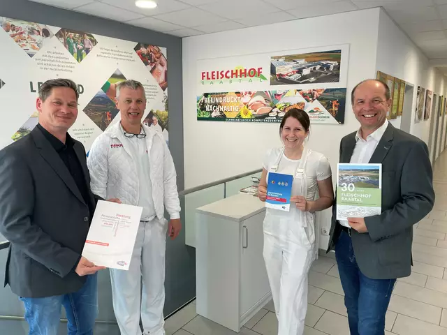 Reinhard Uller mit Heribert Pratscher junior, Geschäftsführer der Fleischhof Raabtal GmbH, Katrin Uller, Qualitätsmanagement und Personal bei der Fleischhof Raabtal GmbH, und Edmund Hacker (v. l.) | Foto: AMS/Hacker