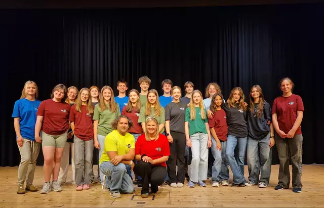 diebühne Teens mit den beiden Spielleitern Carina Schmid und Robert Schmidt | Foto: diebühne Kirchberg
