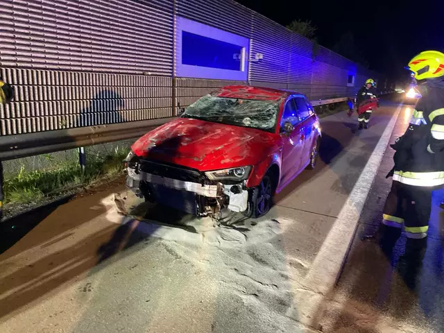 In der Nacht auf Sonntag überschlug sich ein Pkw auf der A2-Südautobahn.  | Foto: Freiwillige Feuerwehr Pörtschach am Wörthersee