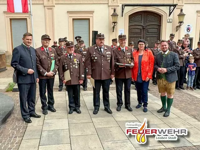 Ehrengäste bei den Florianifeierlichkeiten waren Leobens Bürgermeister Kurt Wallner (li.), die dritte Landtagspräsidentin Helga Ahrer (2. v. r.) und der Landtagsabgeordnete und Klubobmann Marco Triller (re.). | Foto: FF Leoben-Stadt