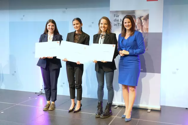 Die Gewinnerinnen der Kategorie klassische Rede höhere Schule: Platz 1 Luisa Sauerwein, Platz 2 Johanna Startz und Platz 3 Bibiana Hafner. | Foto: Land Tirol/Dominik