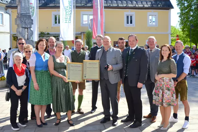 Bürgermeister und Gemeinderäte gratulieren Bernd Schröttner und Carina Grillitsch zu ihren Auszeichnungen. Fotos: Kremser