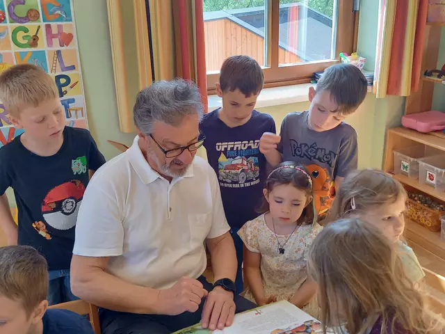 Altbürgermeister Engelbert Huber las den Kindern Bücher vor. | Foto: Kindergarten Mooskirchen