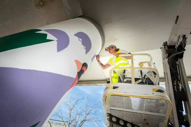 Künstlerin Nadine Werjant möchte Kunst im öffentlichen Raum in den Alltag der vorbeiziehenden Menschen integrieren.  | Foto: Michael Mazohl 