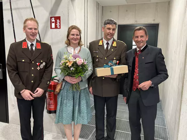 Bgm. Paul Sieberer (re.) mit Kdt-Stv. Thomas Hartwig-Riedmann (li.) und Kdt. Hanspeter Wurzrainer (mit Frau Katharina). | Foto: Kogler