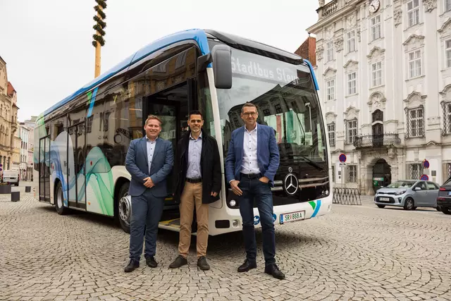 Georg Stimeder, Markus Rechling-Greimel und Bürgermeister Markus Vogl präsentieren den ersten E-Bus für das Steyrer Liniennetz. (v.li.) | Foto: Magistrat Steyr-Presse