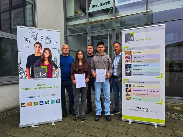 Die erfolgreichen Schüler Sebastian Erlinger und Marina Buchinger mit den Fachbereichsleitern Johannes Höflinger (links) und Andreas Raab (Mitte) sowie Direktor Thomas Katzenschläger. | Foto: PTS Perg