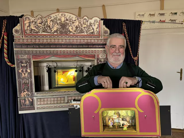 Neben seinem kleinen Bauchtheater, das er von oben betreibt, hat Chmel auch ein "größeres", welches von der Seite bespielt wird.  | Foto: Ipirotis/MeinBezirk