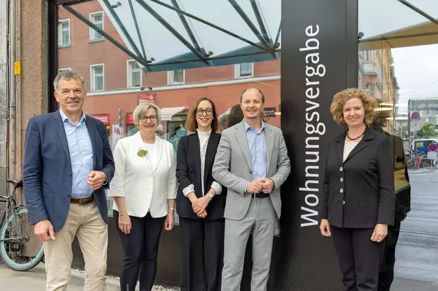 v.l. Vizebürgermeister Georg Willi, die Leiterin der Magistratsabteilung V, Birgit Neu, die Referentin für Wohnungsvergabe, Marie-Therese Lampe, Bürgermeister Johannes Anzengruber und Magistratsdirektorin Gabriele Herlitschka freuen sich über das neue Servicecenter der Wohnungsvergabe in der Bürgerstraße 8. | Foto: IKM/K.Rudig