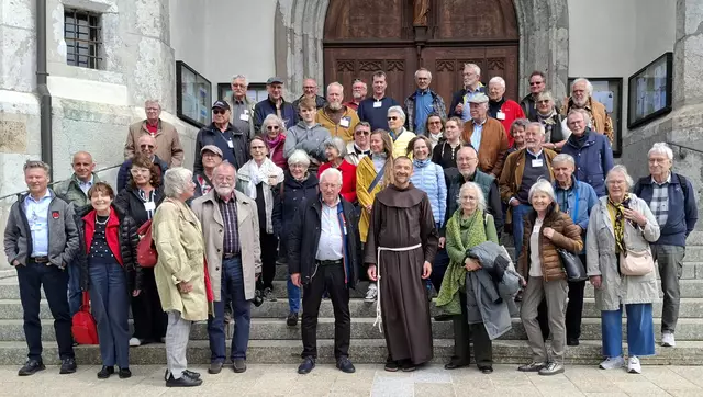 Im Bild die Besucherinnen und Besucher des FachKreises Turmuhren am Portal der Franziskanerkirche Schwaz. In der ersten Reihe in der Mitte Bruder Rene Dorer OFM, rechts von ihm die FachKreis-Leiterin Bettina Motschmann, hinter ihr der Programmverantwortliche Michael Neureiter. | Foto:  Franziskaner Schwaz