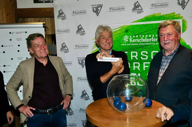 Klarer Fall, dass der einstige Wacker-Spieler und Trainer "seinen Verein" aus dem Topf holte. | Foto: Hassl