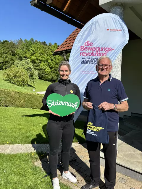 Nadja Büchler, Geschäftsführerin der Bewegungsrevolution überreichte Willibald Schloffer aus Puch bei Weiz am Montag den Hauptgewinn der Fastenzeit-Challenge: Einen Urlaubsgutschein im Wert von 600 Euro von Steiermark Tourismus.  | Foto: Bewegungsrevolution