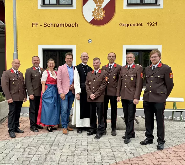 Von der BtF Neuman Marktl Ronald Wurm und Johann Weiß, GR Petra Herster, Bürgermeister Manuel Aichberger, Abt Pius Maurer, von der FF Schrambach Dominic Herster und Bernhard Prack, sowie von der FF Lilienfeld Karl und Christoph Gravogl. (v.l.) | Foto: Lilienfeld
