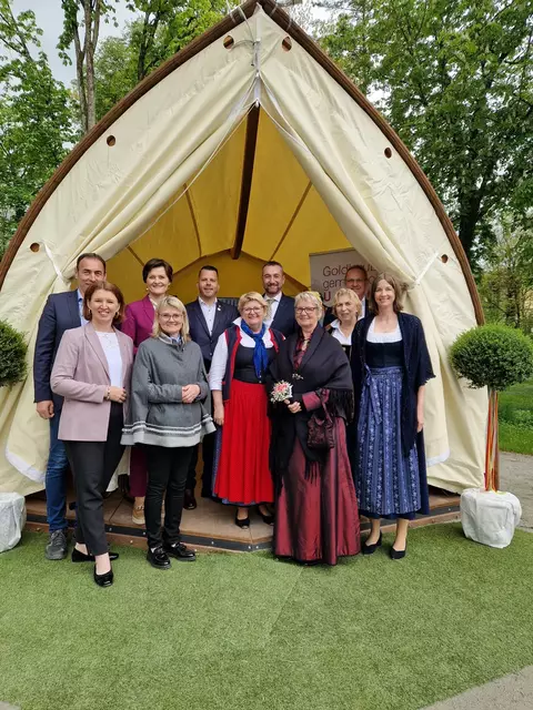Die Schärdinger Goldhauben mit Pavillon-Besuchern und Landesrätin Michaela Langer-Weninger (l.). | Foto:  Goldhaubenfrauen Schärding