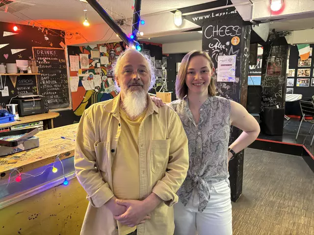 Alexander Habitzreuther, Leiter des Jugend- und Kulturzentrums Corner in Itzling, mit seiner Kollegin Lena Voggeneder. Die direkte Arbeit mit den Jugendlichen ist dem Corner-Team besonders wichtig, für ihre Sorgen und Belange da zu sein. | Foto: Schrofner