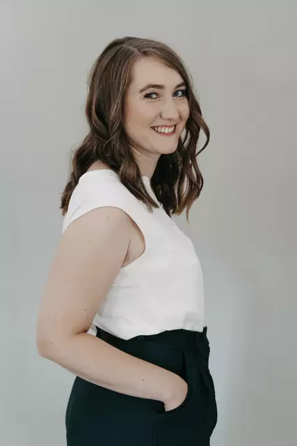 Mintha ist Singer-Songwriterin aus Asten. Sie schreibt autobiografisch. Mit ihrer Musik will sie Menschen darin bestärken, auf sich selbst zu hören und ihren eigenen Weg zu gehen.  | Foto: Koeck