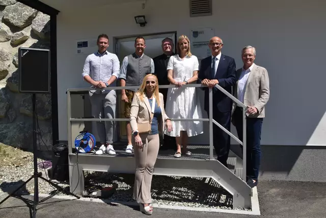 Landeshauptmann Anton Mattle und Gemeindevertreter eröffnen den neuen Hochbehälter Untritt. | Foto: Kendlbacher