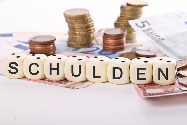 Am Montag präsentierten Clemens Mitterlehner von der ASB Schuldnerberatung zusammen mit Staatssekretärin Ulrike Königsberger-Ludwig (SPÖ) den Schuldenreport 2025 bei einer Pressekonferenz. 
 | Foto: stock.adobe.com/at/mapoli-photo