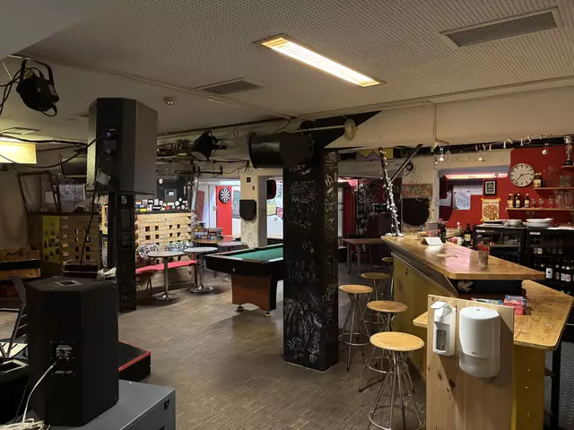 Billardtisch, Dartscheibe, Disco, Bühne und Bar finden sich im Keller des Corners. | Foto: Schrofner