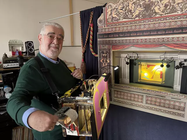 Seine Auftritte gestaltet Ulrich Chmel in Eigenregie. Er schreibt die Stücke, spielt die Musik und produziert jede einzelne Figur.  | Foto: Ipirotis/MeinBezirk